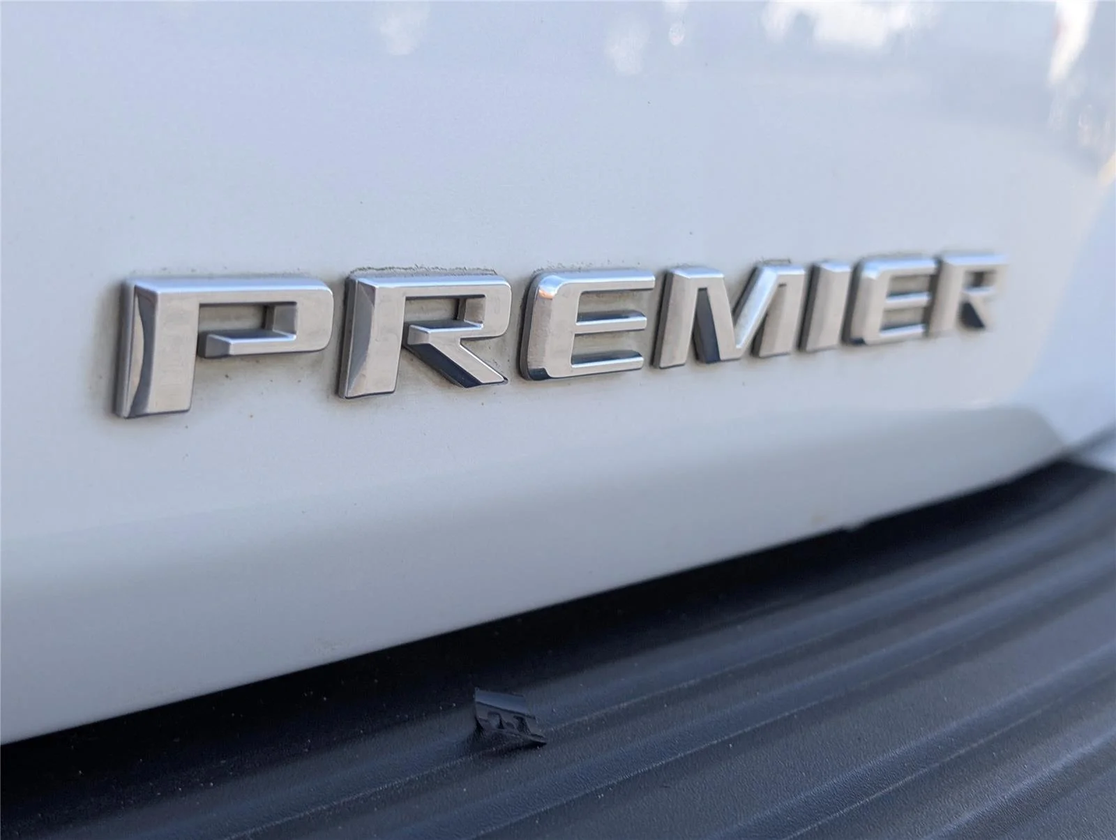 Used 2021 Iridescent Pearl Tricoat Chevrolet Premier image 33