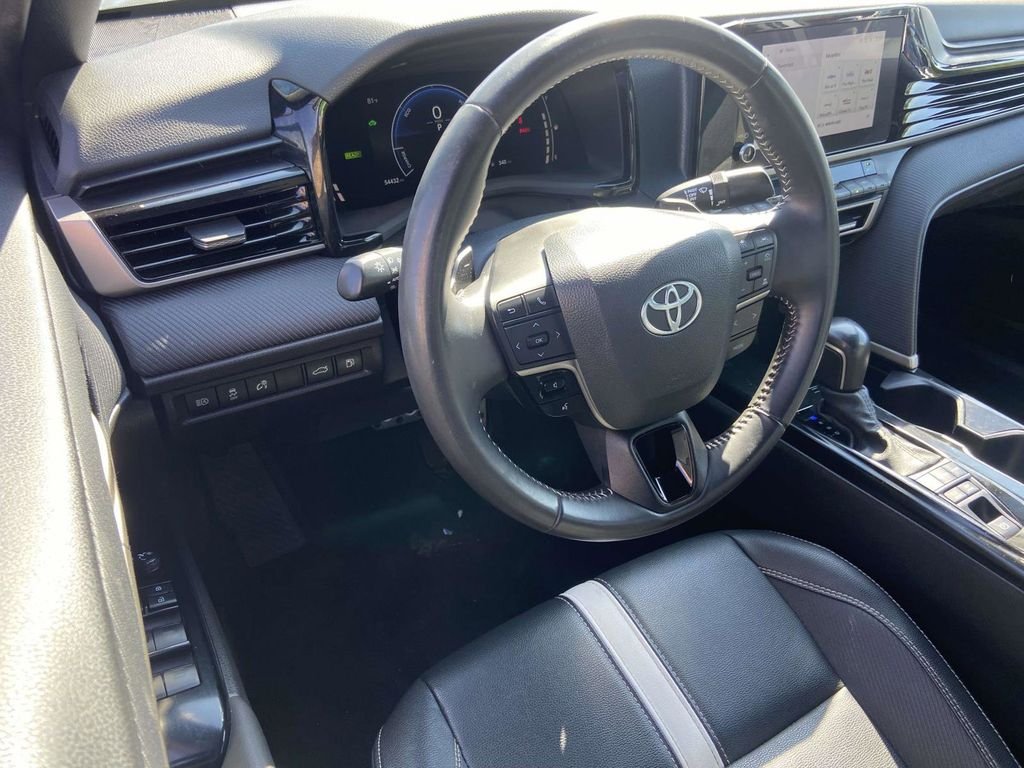 Used 2025  Toyota SE image 6