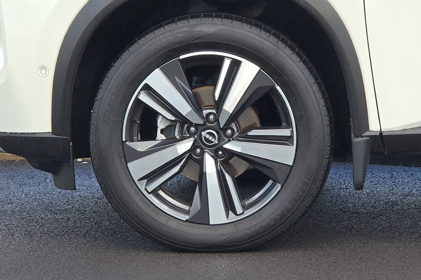 Used 2023 White Nissan Platinum image 32