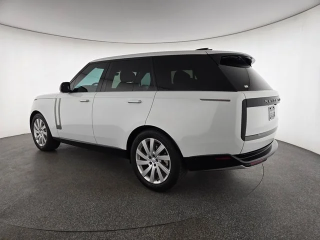 Used 2024  Land Rover SE image 16