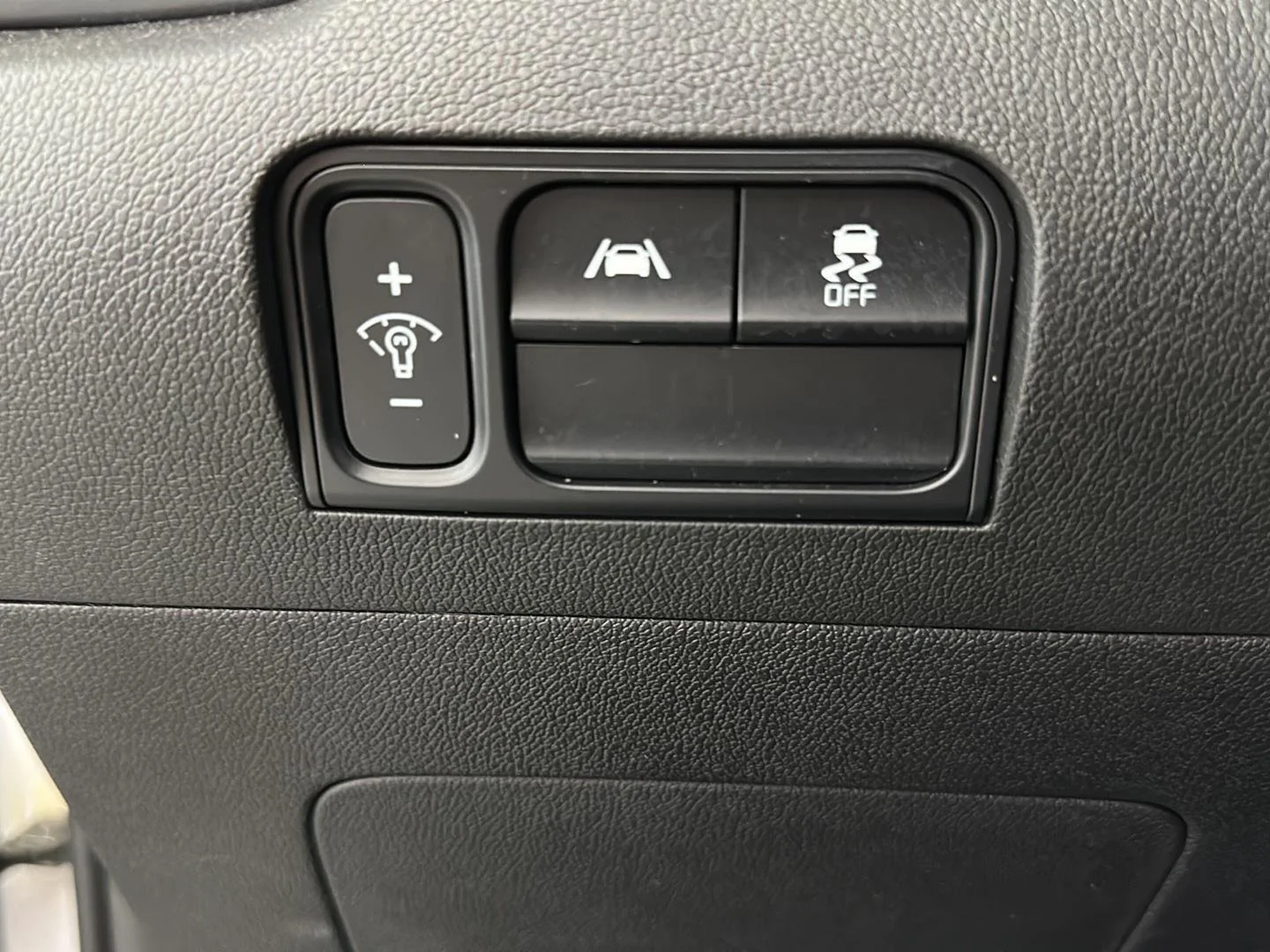 Used 2022 Glacial White Pearl Kia  image 21