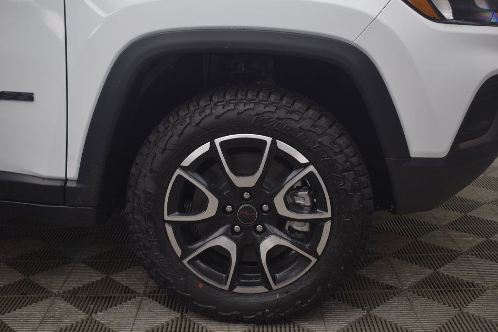 New 2026 Bright White Clear-Coat Exterior Paint Jeep Trailhawk image 6