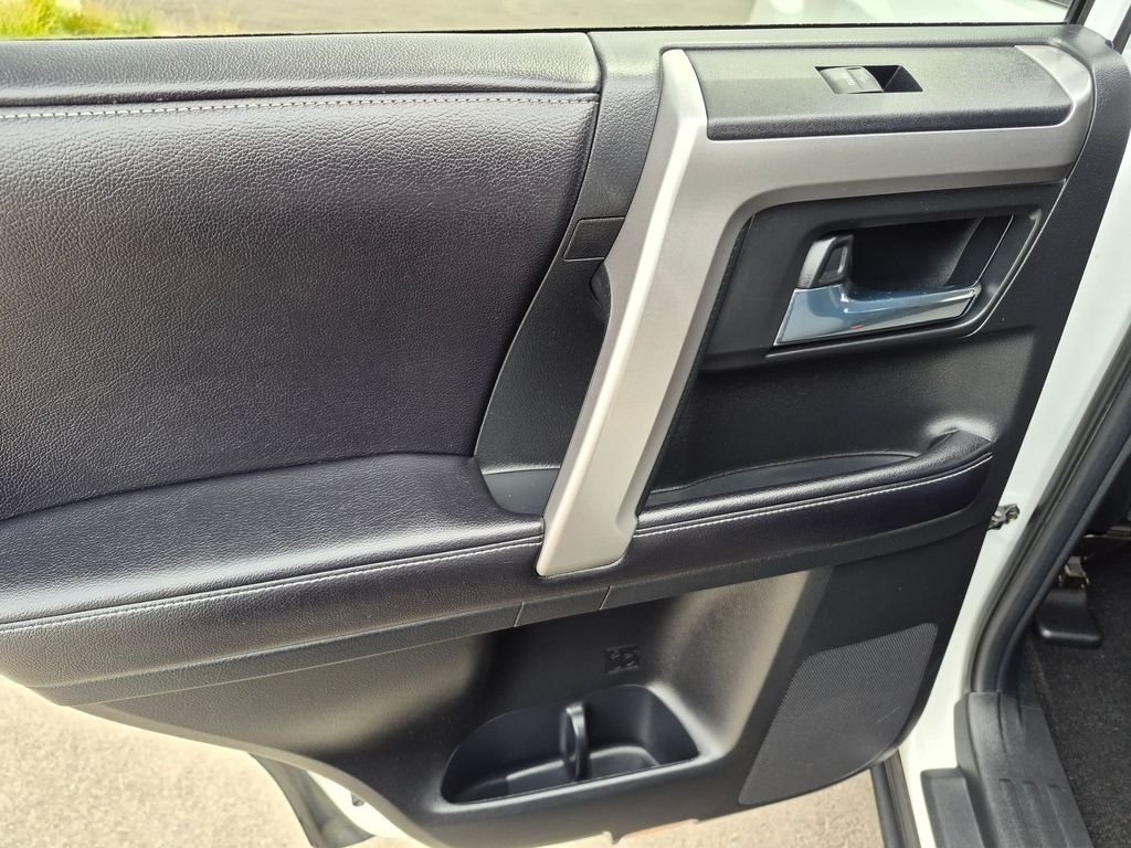 Used 2016 White Toyota SR5 image 15