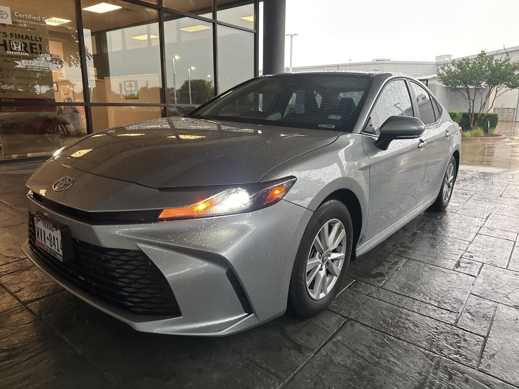 2025 Toyota Camry LE Hybrid's photo