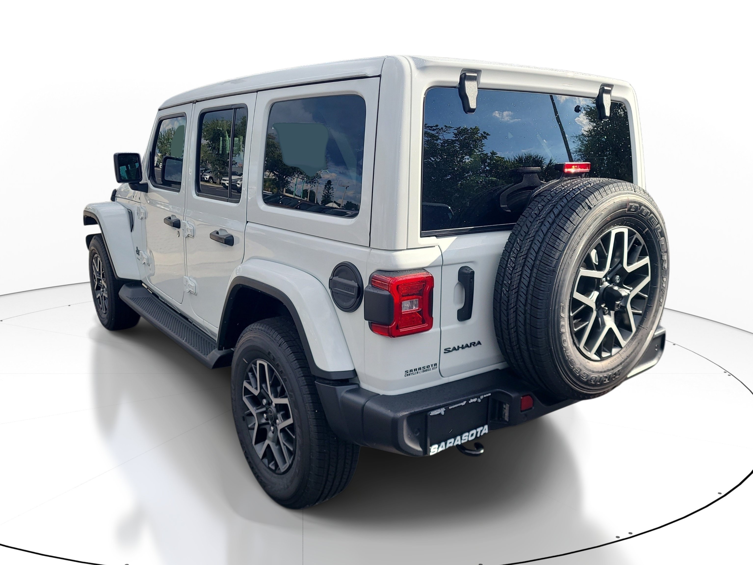 New 2027 Bright White Clear-Coat Paint Jeep Sahara image 4