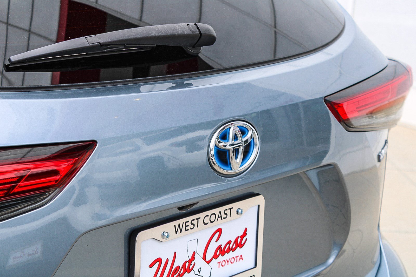 Certified Used 2021 Moon Dust Toyota Hybrid XLE image 10