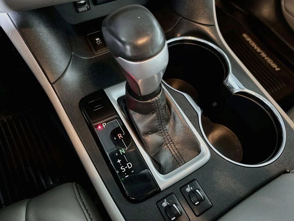 Used 2018 Silver Toyota XLE image 18