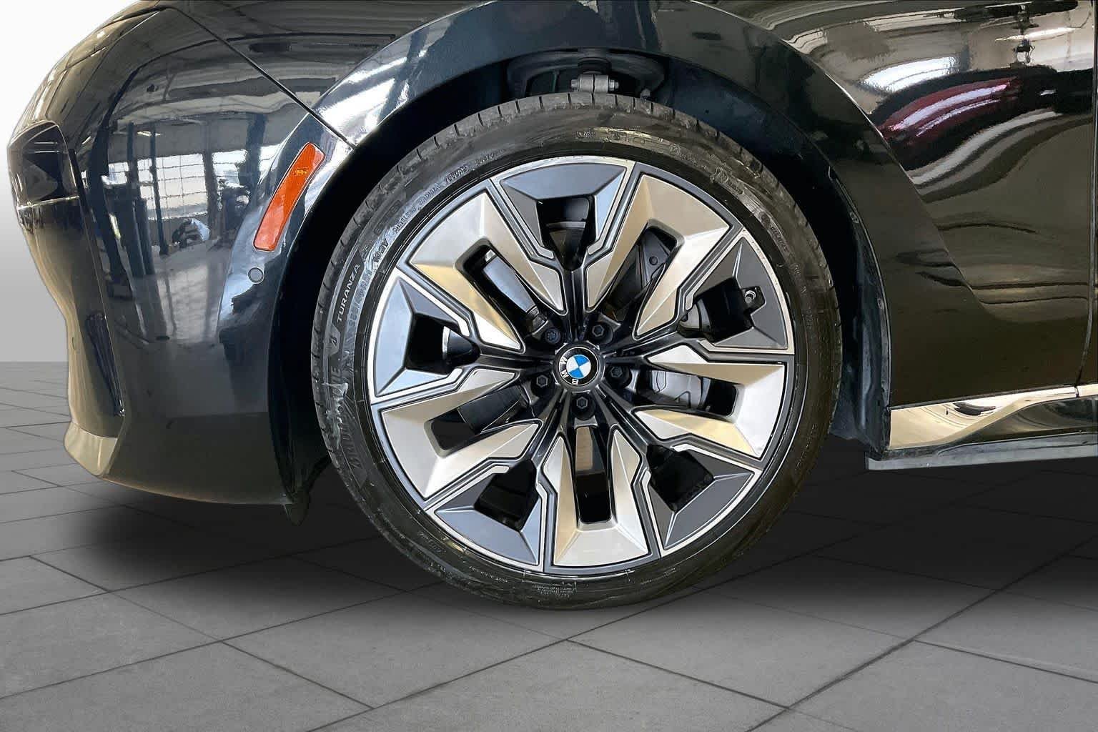 Used 2024 Black Sapphire Metallic BMW xDrive60 image 10