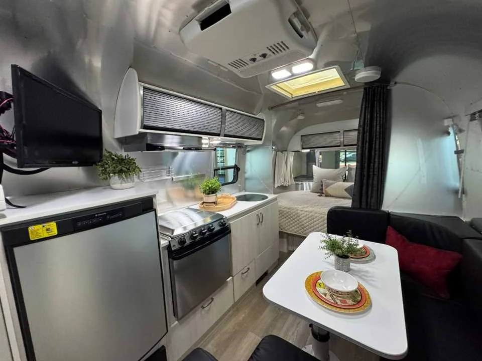 Used 2016 SILVER AIRSTREAM  image 8