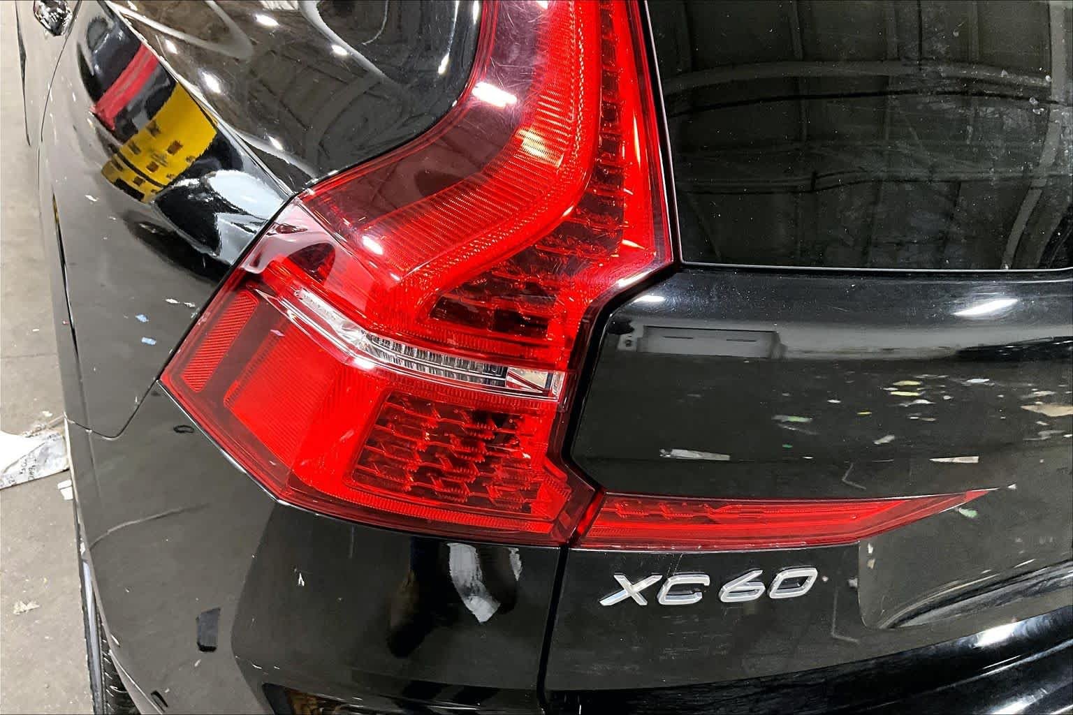 Used 2021 Onyx Black Metallic Volvo Momentum image 29