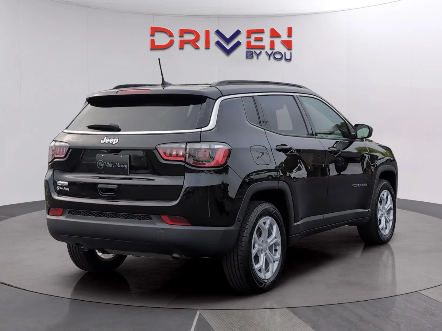 Used 2024 Diamond Black Crystal Pearlcoat Jeep Latitude image 5