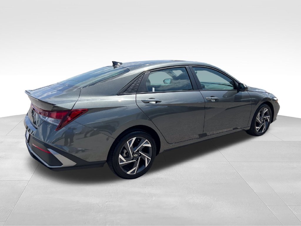 Used 2025 Gray Hyundai SEL Sport image 5