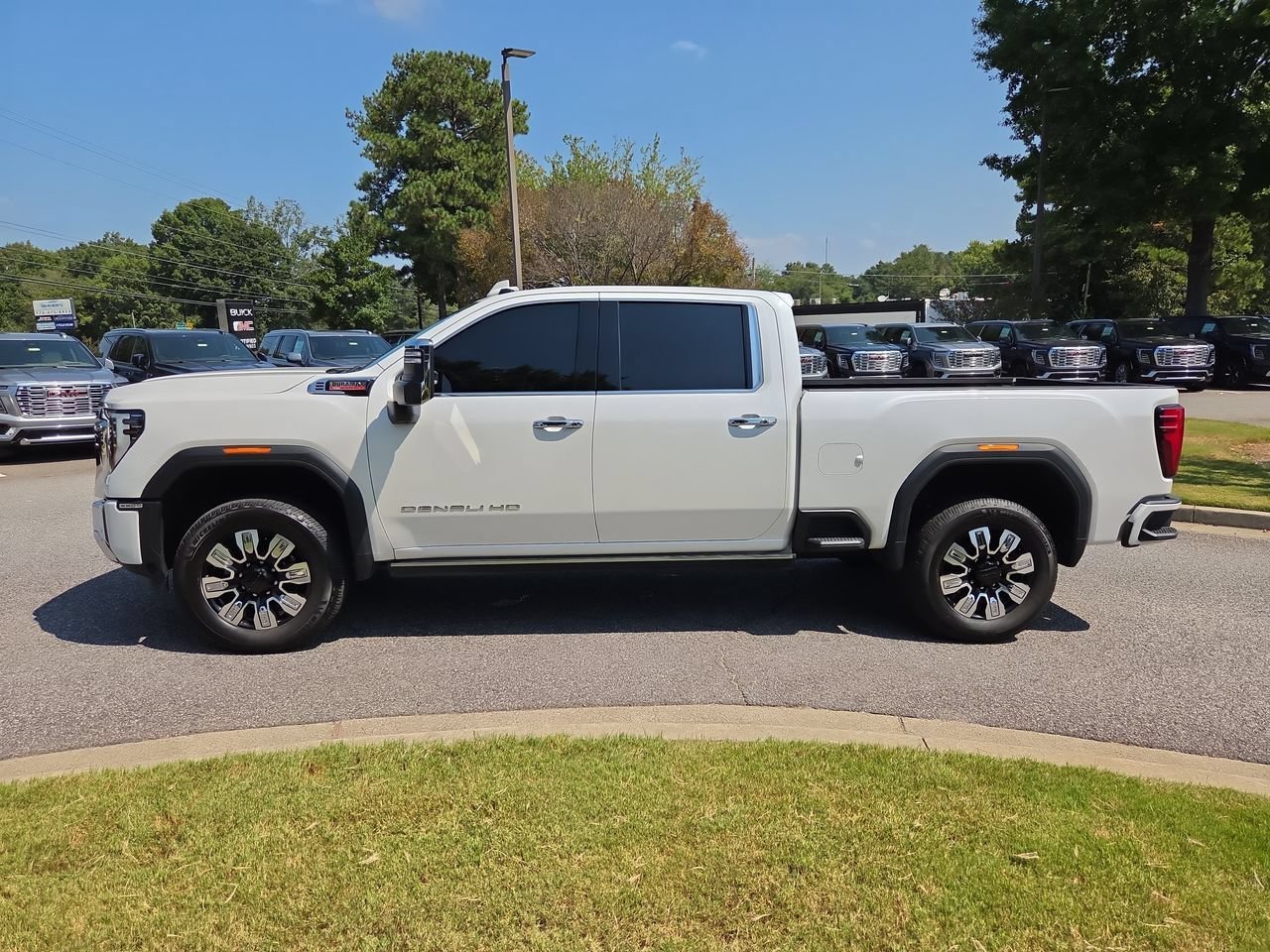 Used 2024 White Frost Tricoat GMC Denali image 5