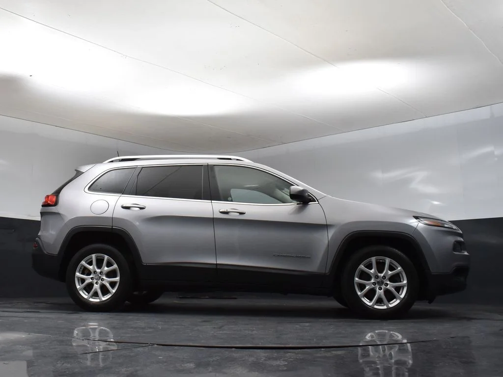 Used 2018 Silver Jeep Latitude Plus image 11