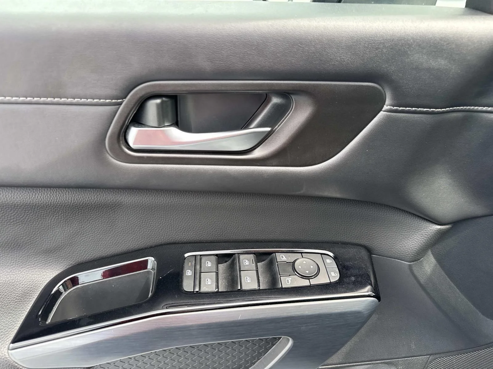 Used 2024 Super Black Nissan SL image 20