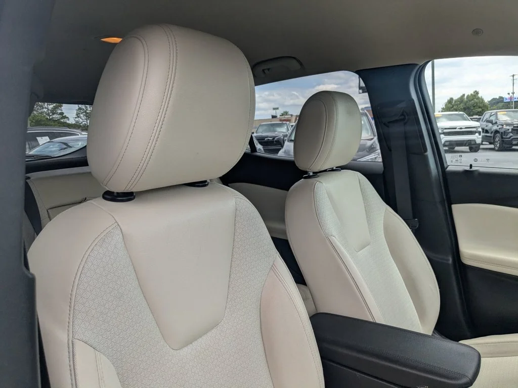 Used 2022 Summit White Buick Select image 26