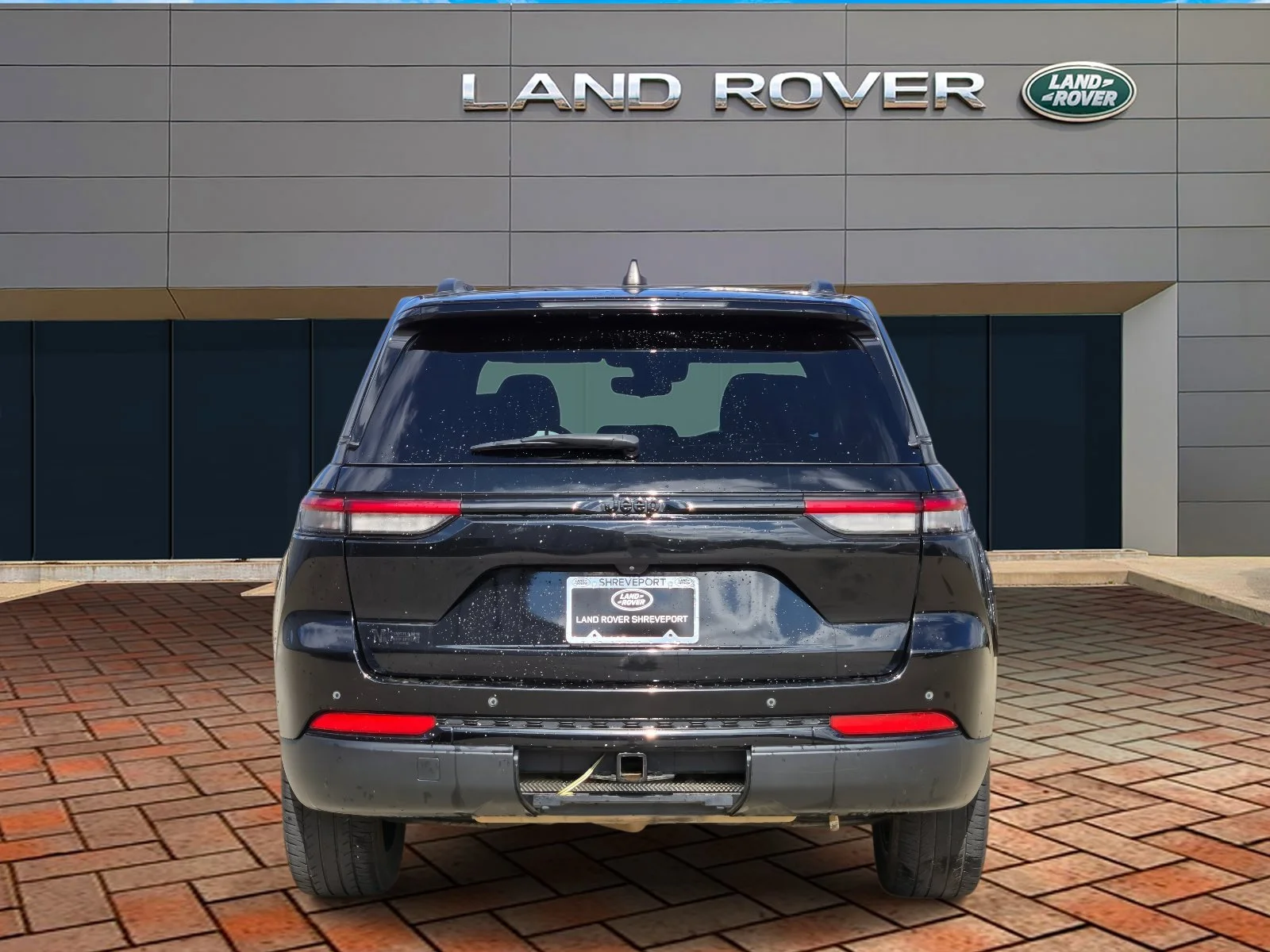 Used 2023 Diamond Black Crystal Pearlcoat Jeep Altitude image 5