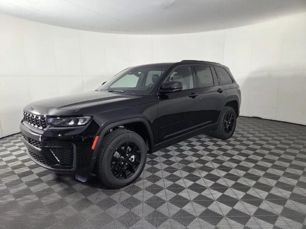 New 2026 Diamond Black Crystal Pearl-Coat Exterior Paint Jeep Laredo Altitude image 4
