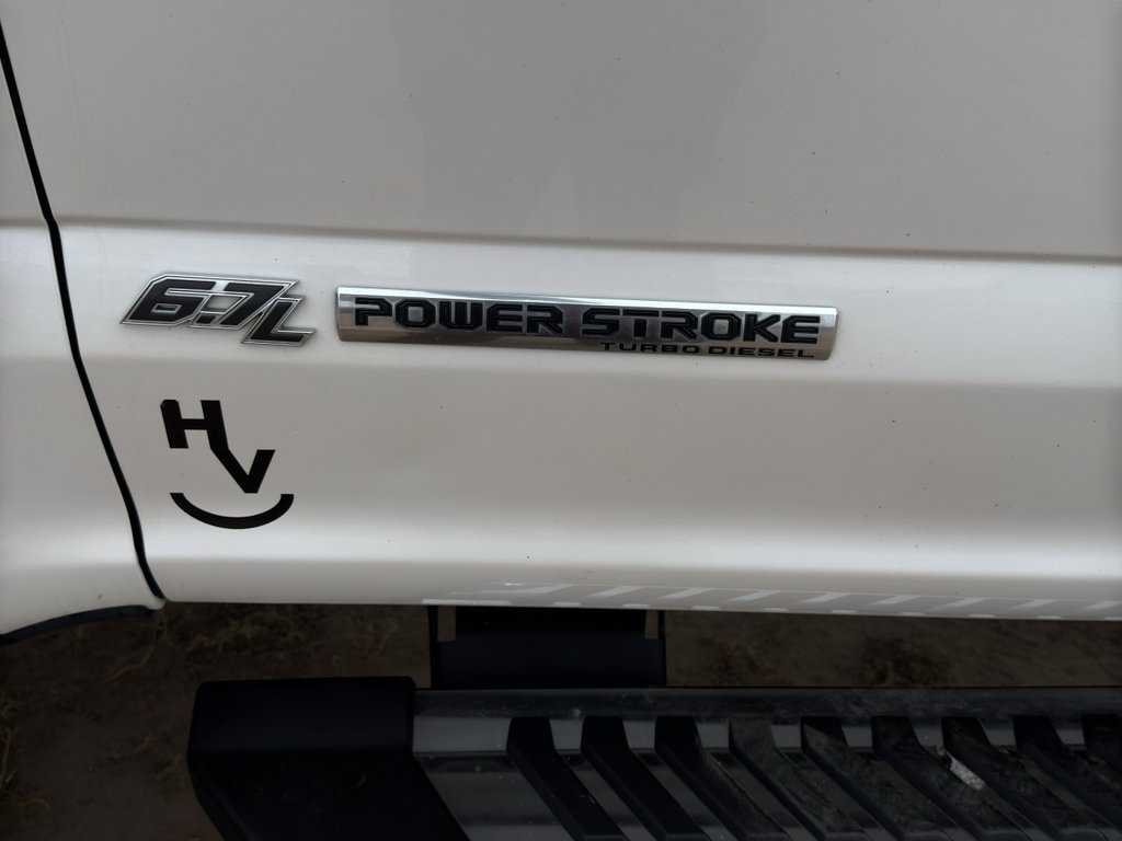 Used 2018 White Platinum Metallic Tri-Coat Ford LARIAT image 38