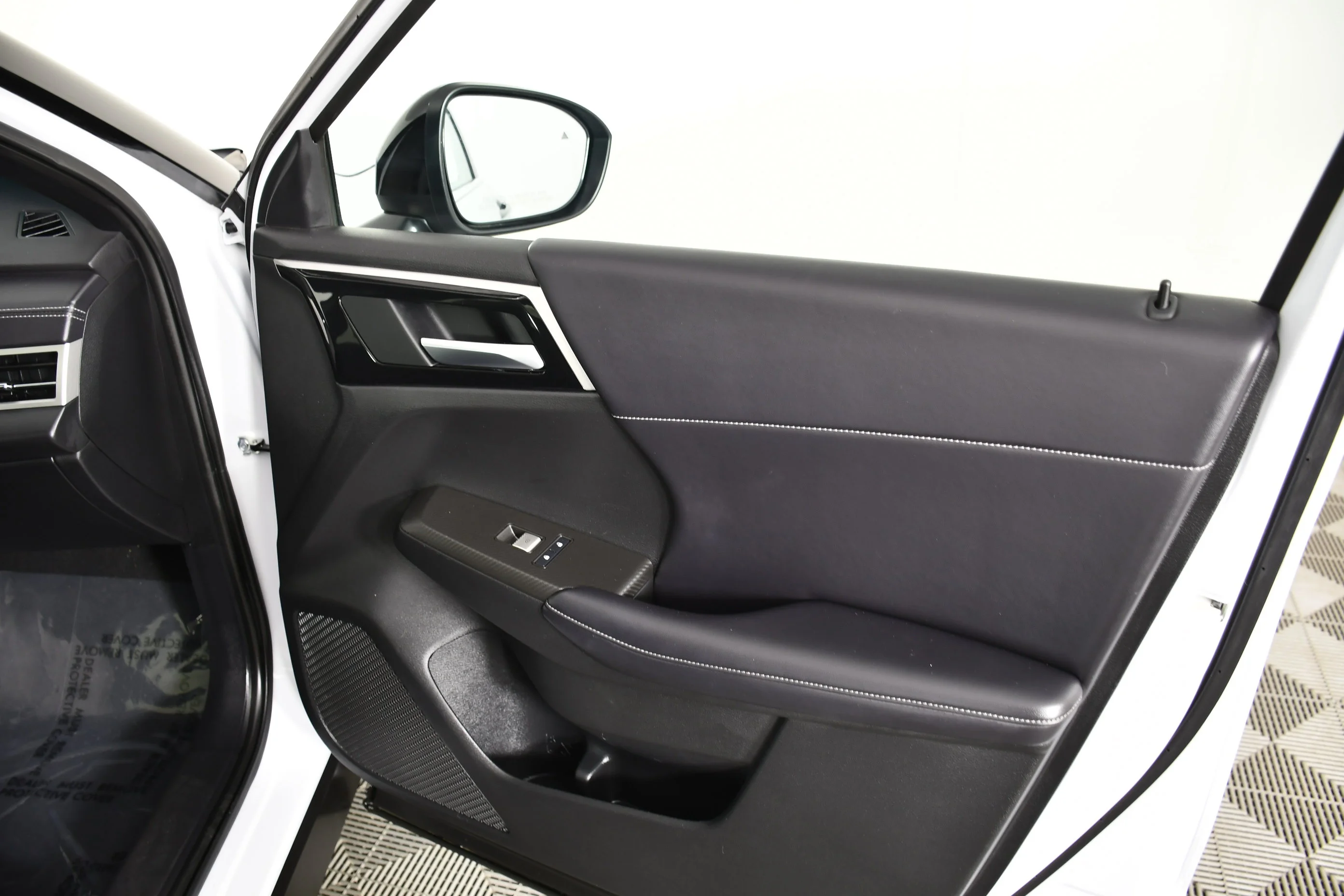 Certified Used 2024 White Diamond Mitsubishi SE Black Edition w/Pano Roof image 38