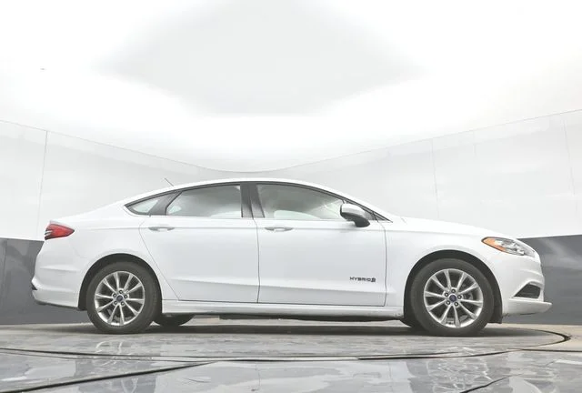 Used 2017 Oxford White Ford SE image 34