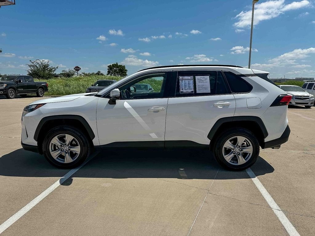 2025 Toyota RAV4 XLE - Photo 6