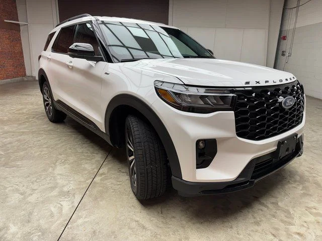 New 2026 Star White Metallic Tri-Coat Ford ST-Line image 7