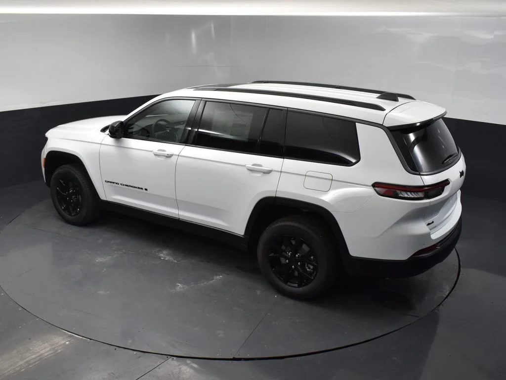 New 2026 Bright White Clear-Coat Exterior Paint Jeep Altitude image 45