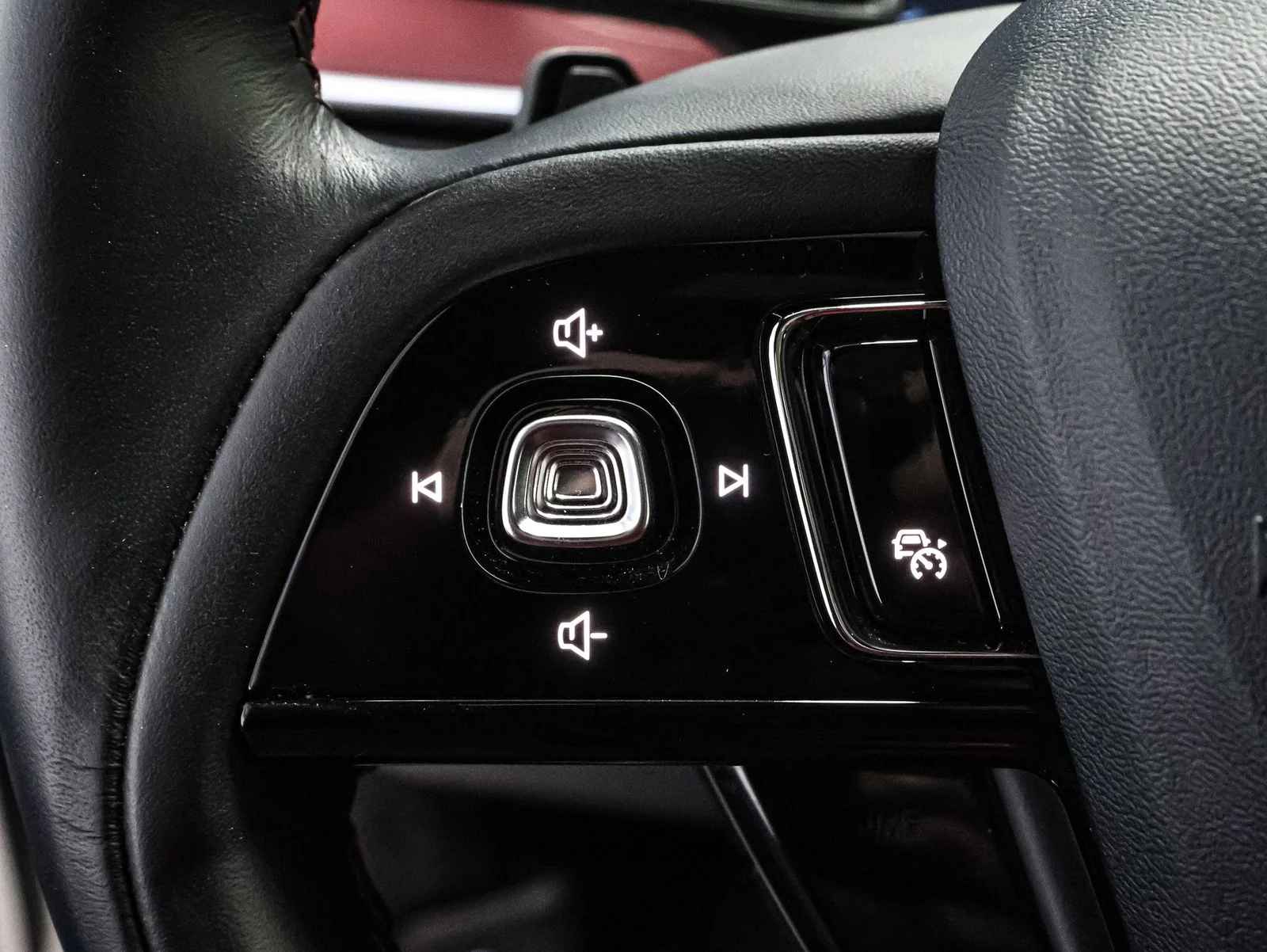Certified Used 2025 White Lincoln Grand Touring image 35