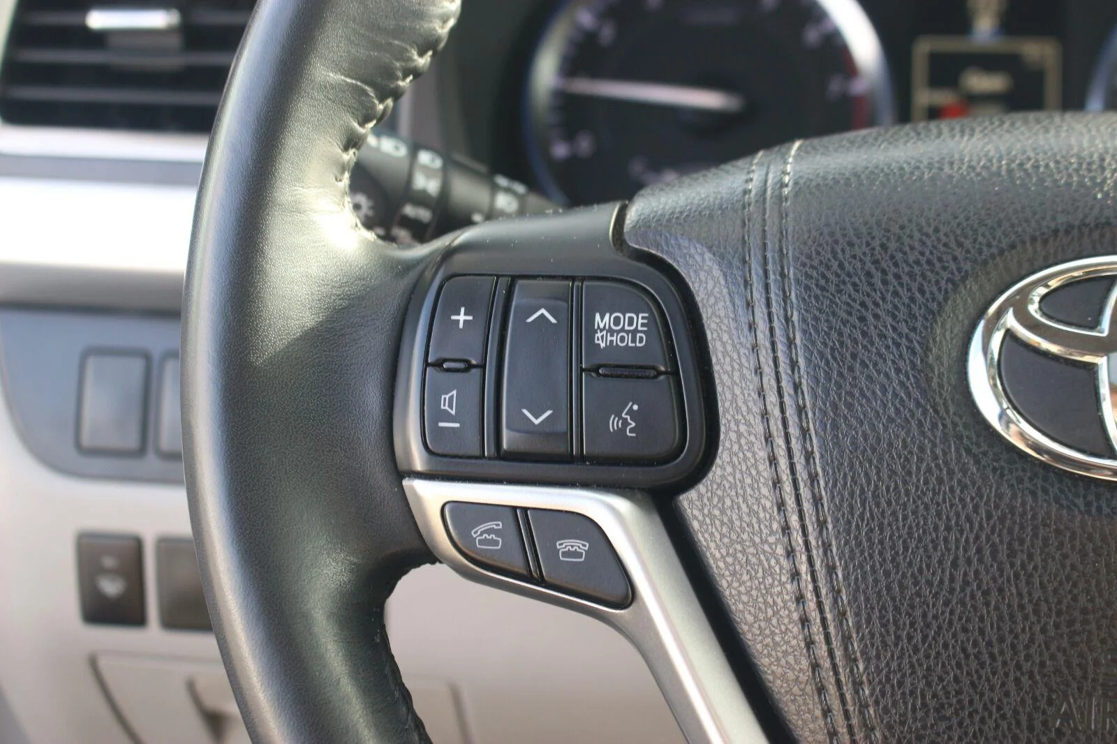 Used 2015  Toyota XLE image 19