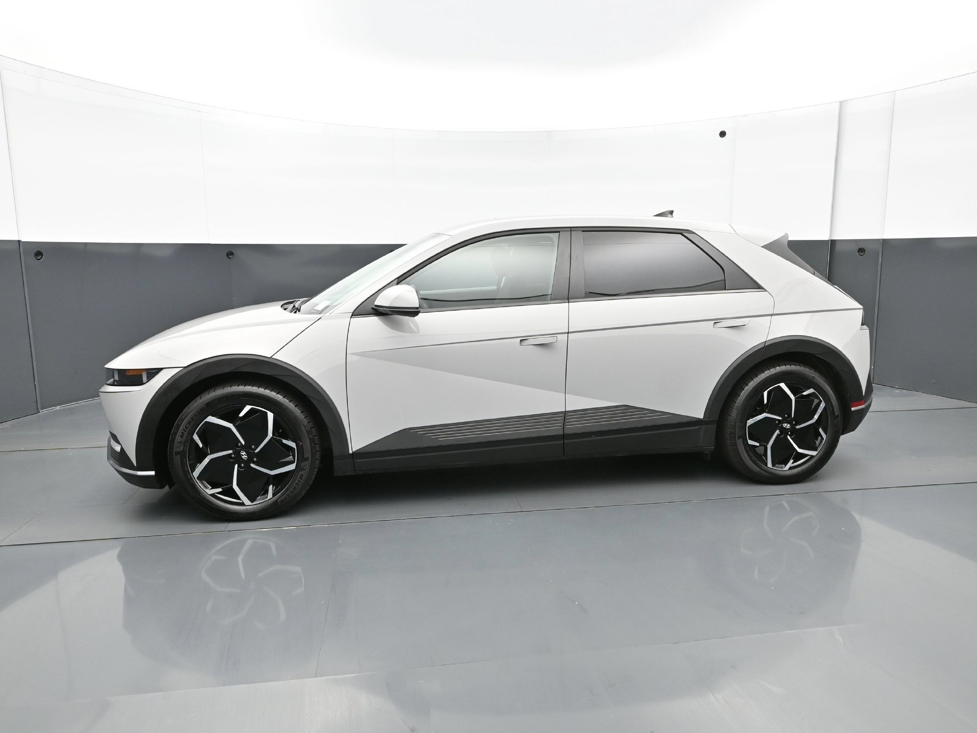Used 2024 Cyber Gray Hyundai SEL AWD image 3