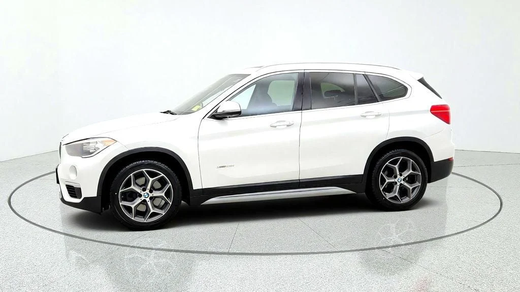 Used 2018 Alpine White BMW xDrive28i Sports Activity Vehicle image 8