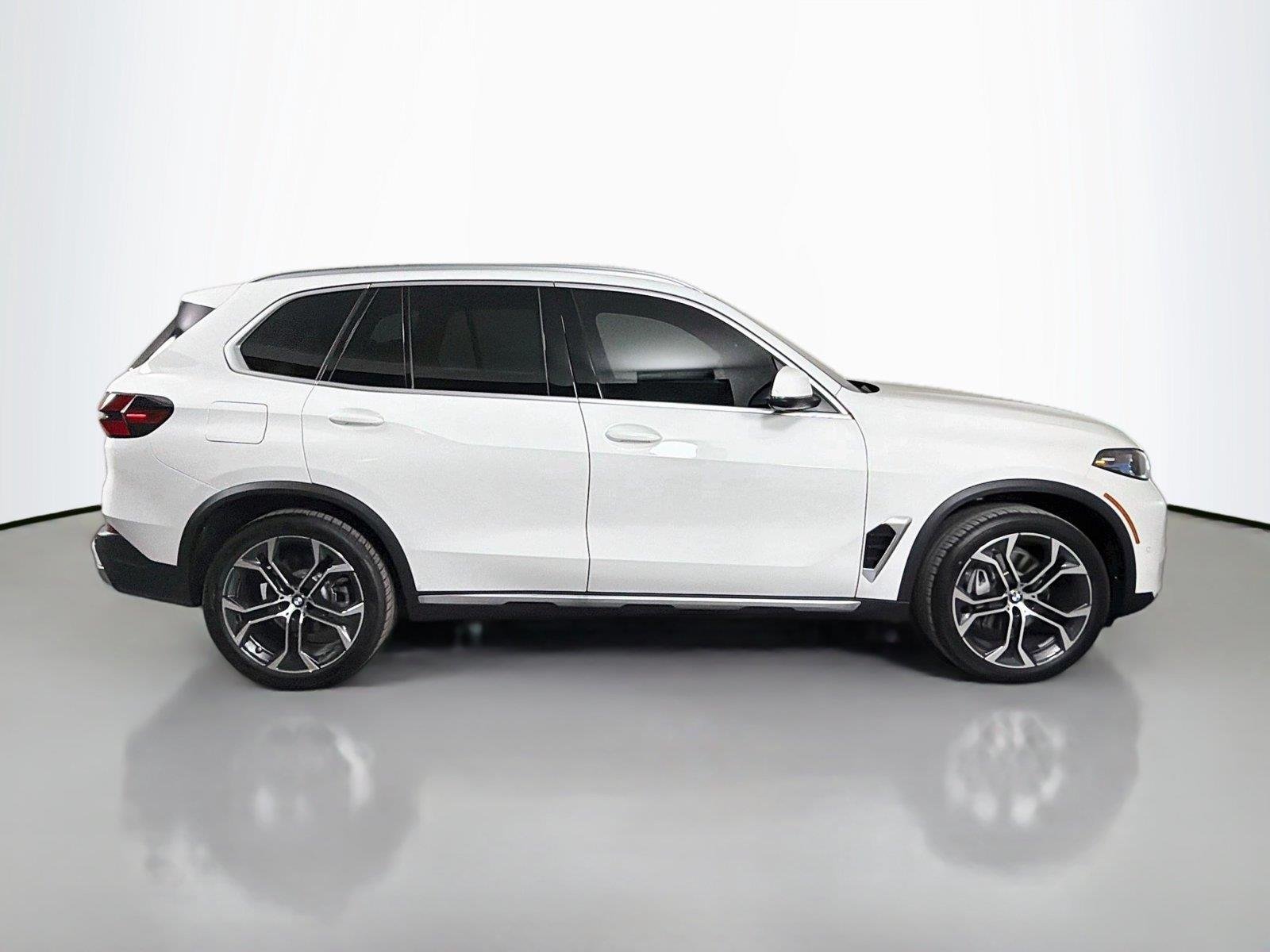 New 2026 Alpine White BMW sDrive40i image 4