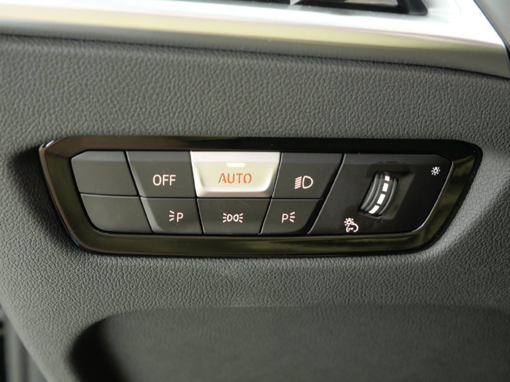 New 2026 Black Sapphire Metallic BMW 330i xDrive image 38