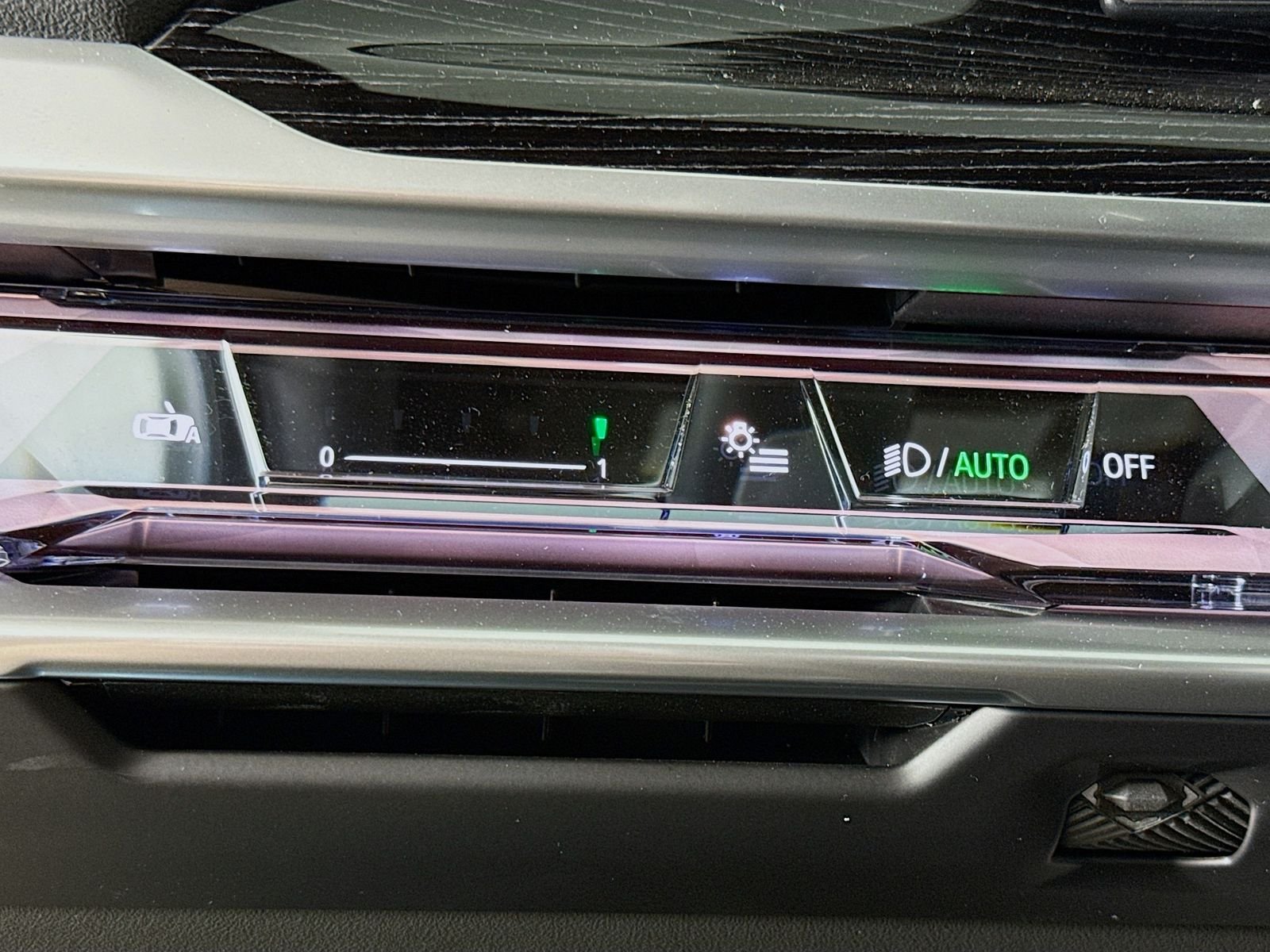 New 2026 Dravit Grey Metallic BMW 750e xDrive image 10