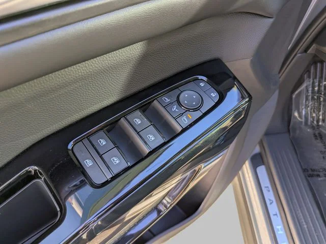 New 2026 Boulder Gray Pearl / Super Black Two-tone Nissan Platinum image 15