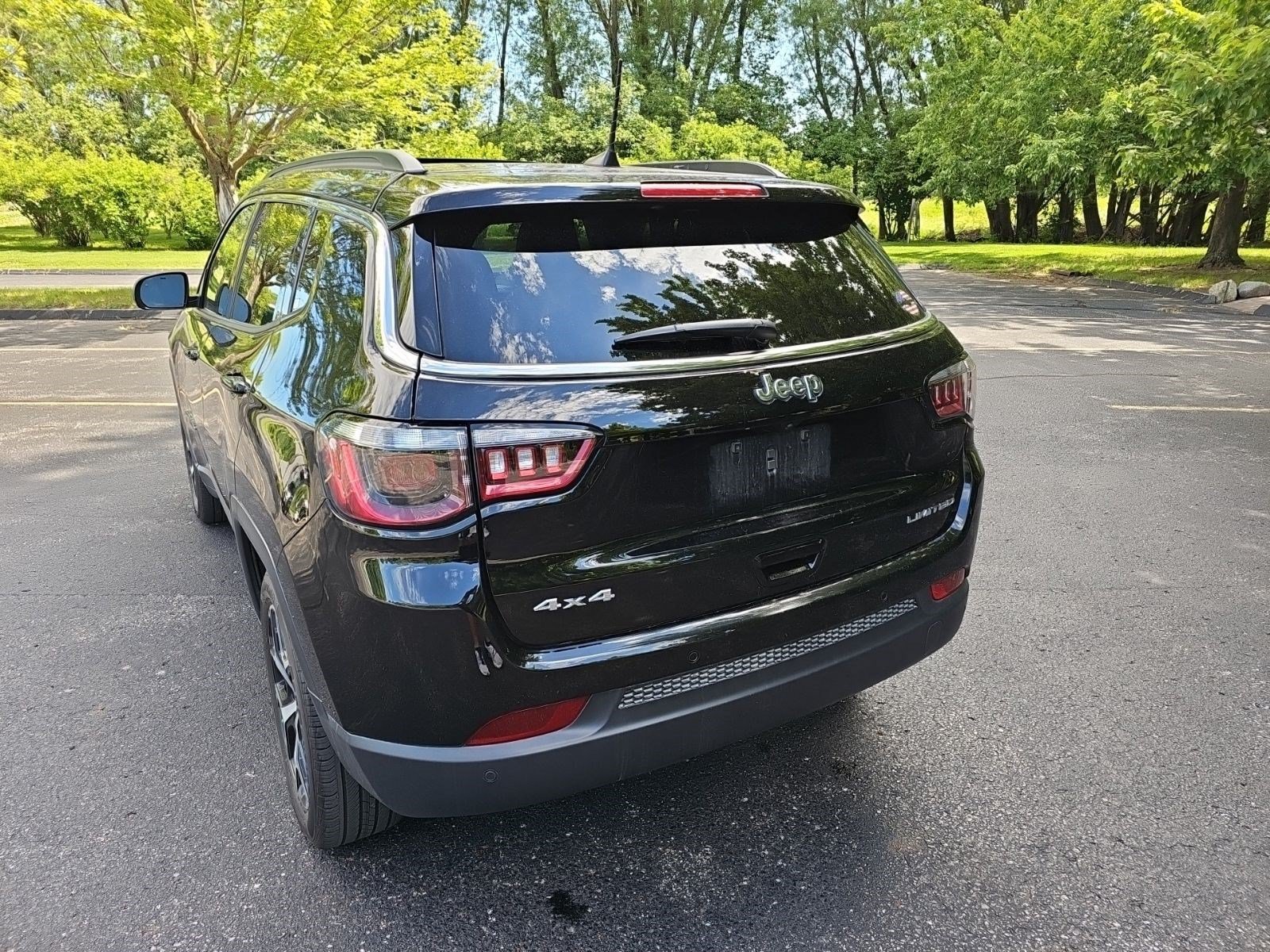 Certified Used 2025 Diamond Black Crystal Pearlcoat Jeep Limited image 3