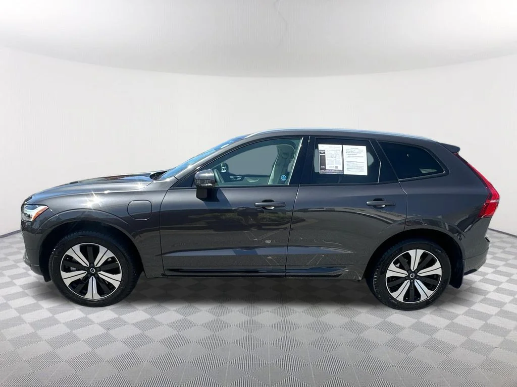 Used 2023  Volvo T8 Core Bright Theme image 8