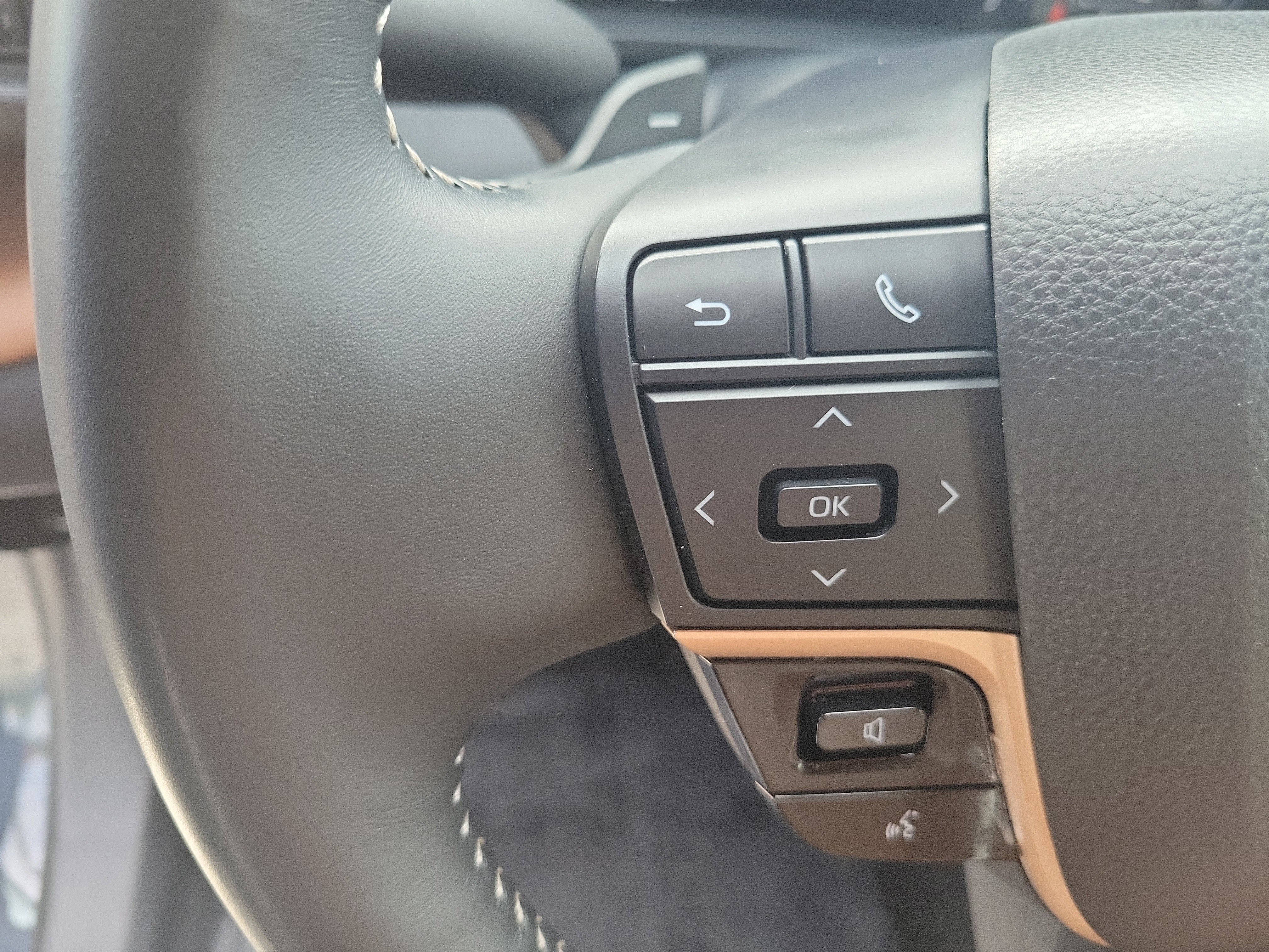 Certified Used 2025 Cloud Toyota XLE image 28
