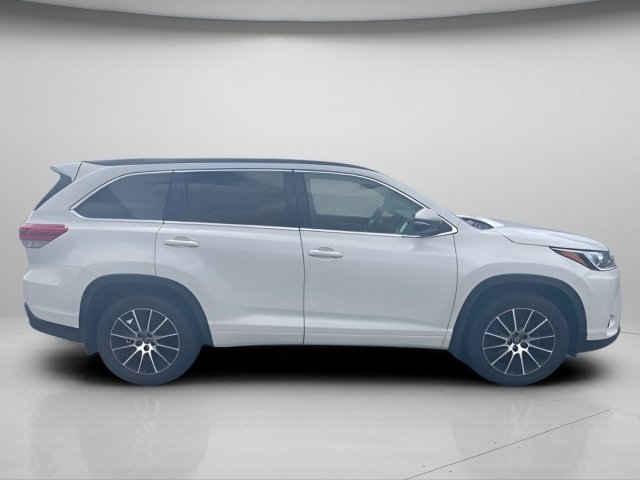Used 2017 Blizzard Pearl Toyota XLE image 5