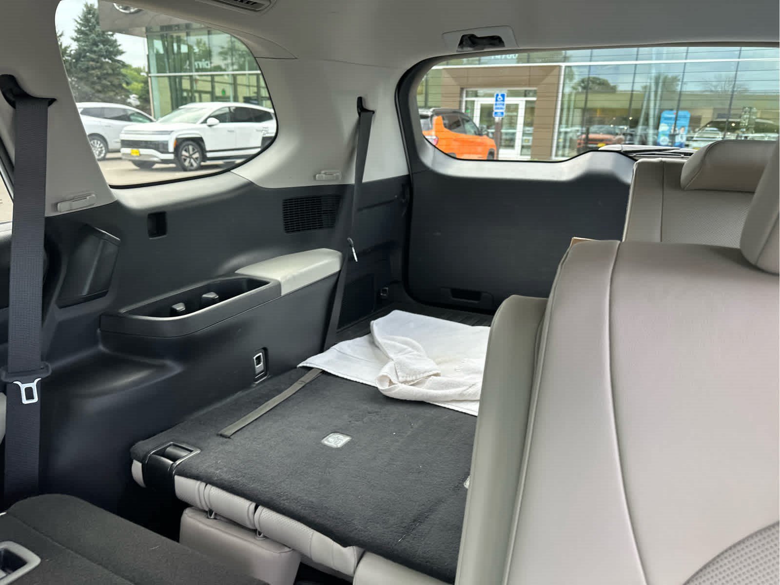 Used 2024 Wind Chill Pearl Toyota Hybrid XLE image 10