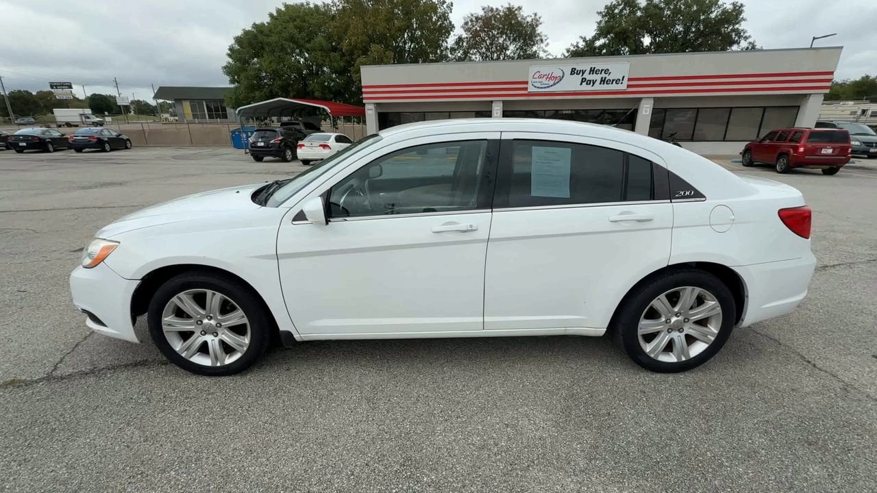 2013 Chrysler 200 Touring photo 4