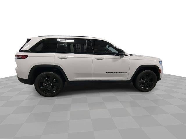 Used 2023 White Jeep Altitude image 9