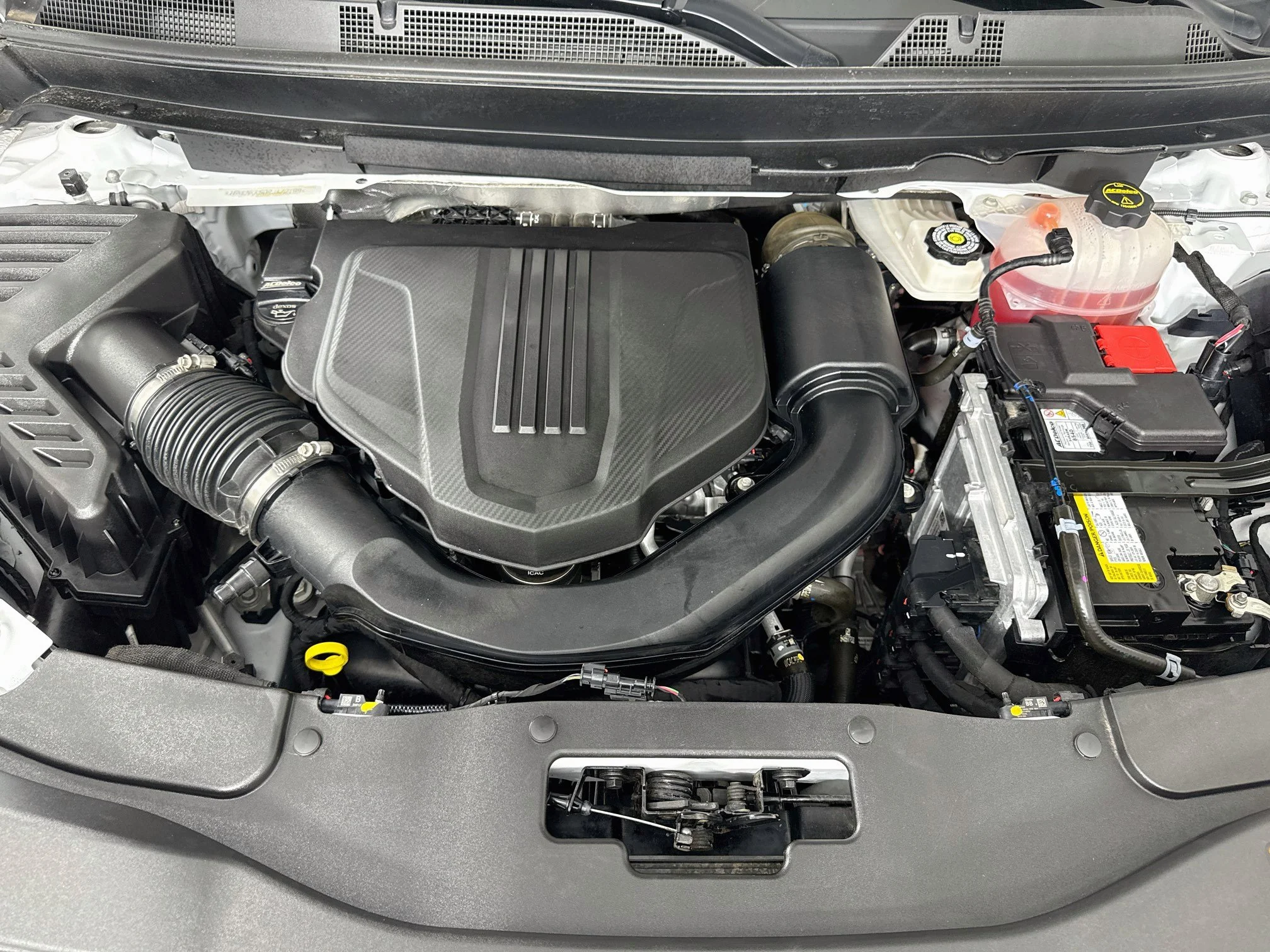Used 2024 Summit White GMC Elevation image 33