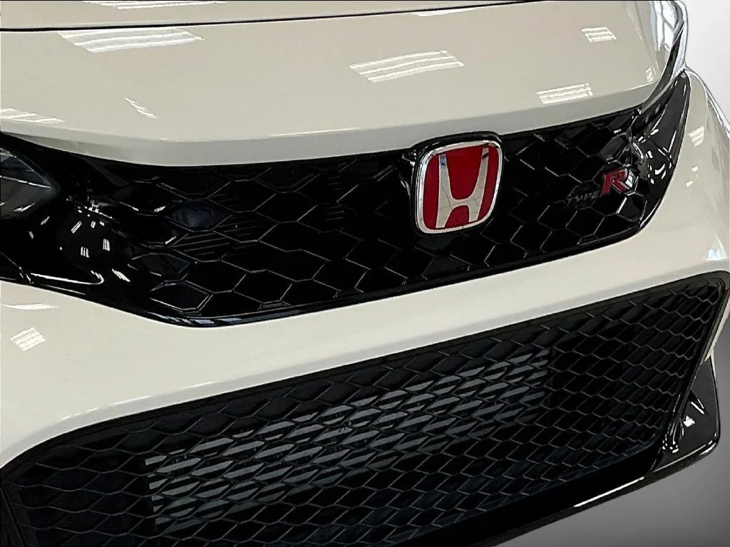 Used 2025 Championship White Honda  image 33