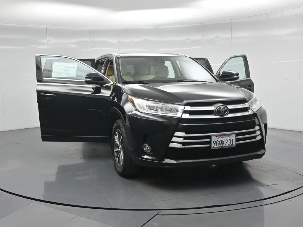 Used 2018 Black Toyota XLE image 34