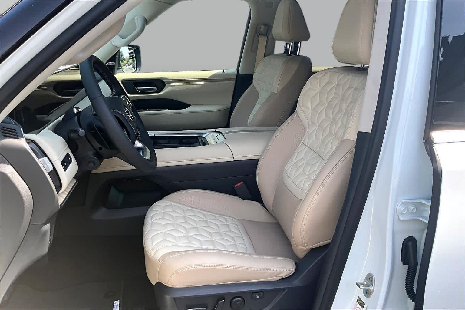 New 2026 Everest White TriCoat / Super Black Two-tone Nissan Platinum Reserve image 9
