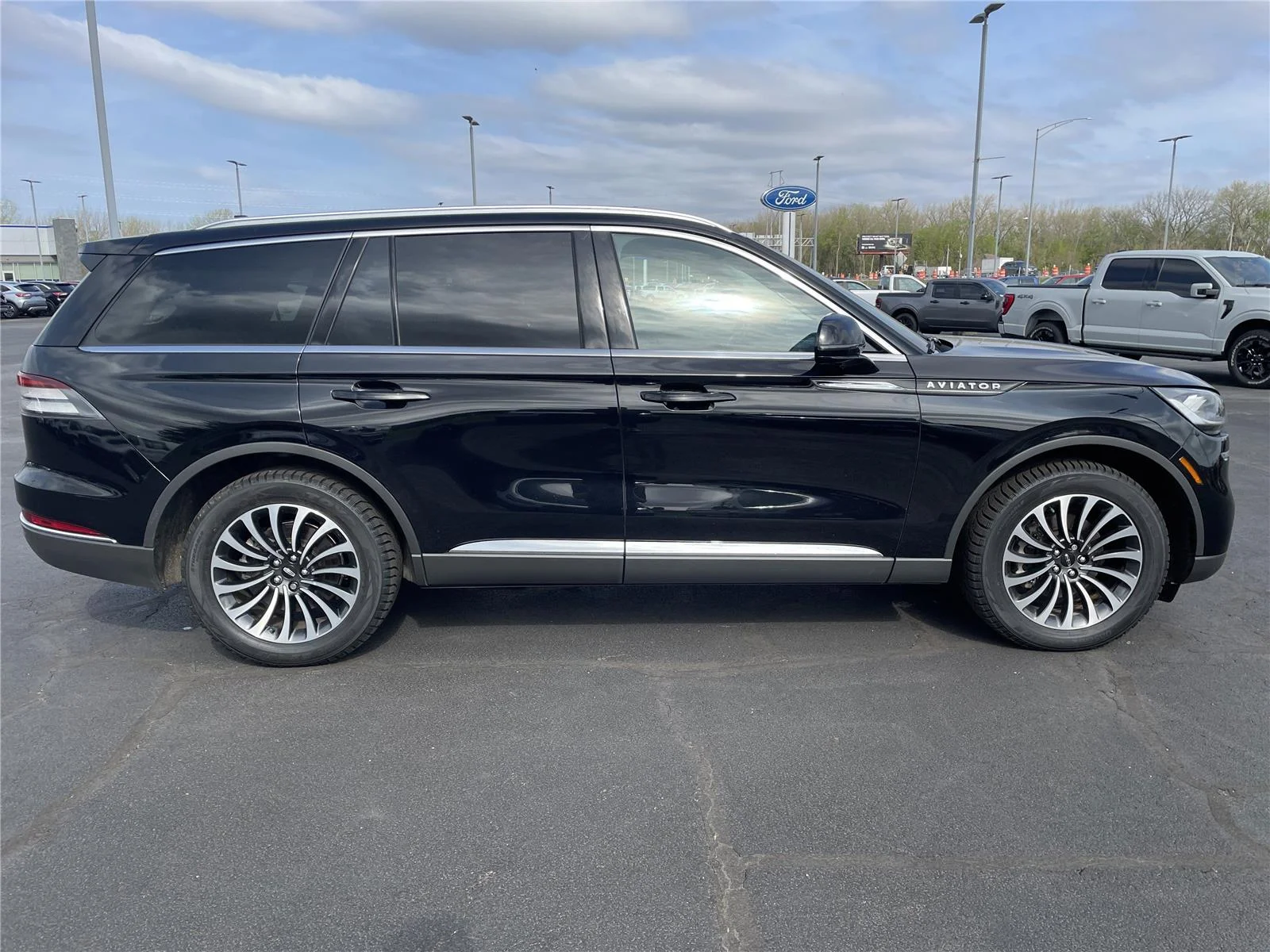 Used 2023 Infinite Black Metallic Clearcoat Lincoln Reserve image 6