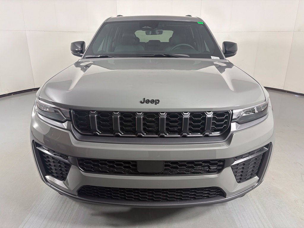 New 2027 Sting-Gray Clear-Coat Paint Jeep Altitude image 3