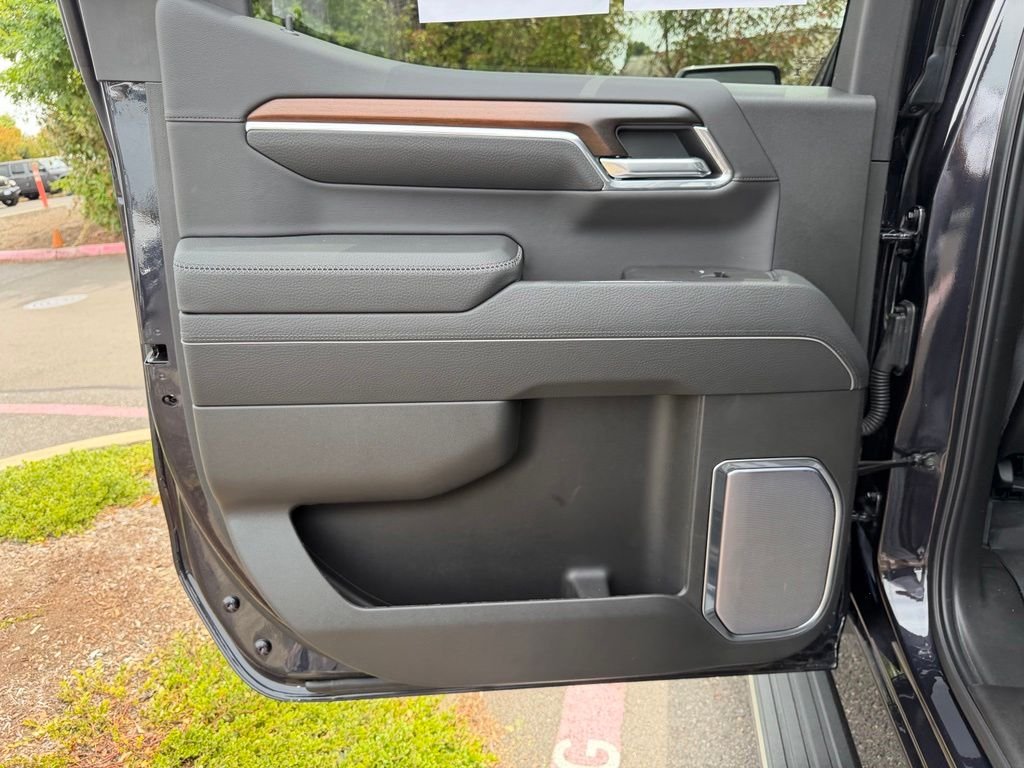 Used 2025 Silver GMC Denali image 31